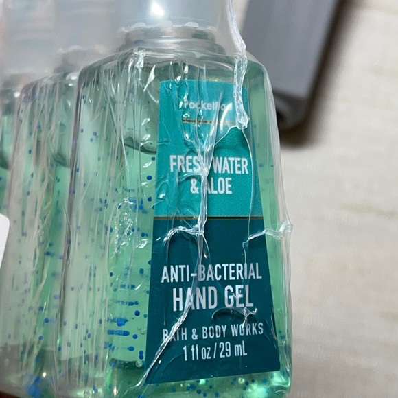 5X Bath & Body Fresh Water & Aloe Sanitizer - Picture 2 of 8